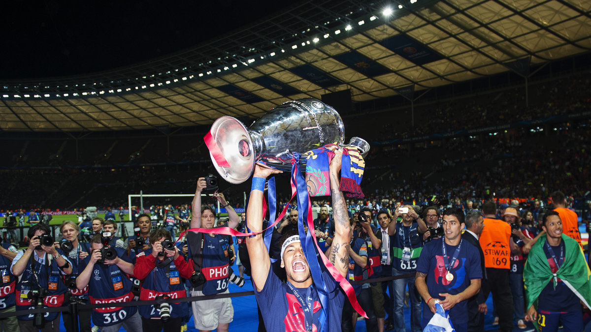 Neymar med Champions League-bucklan.
